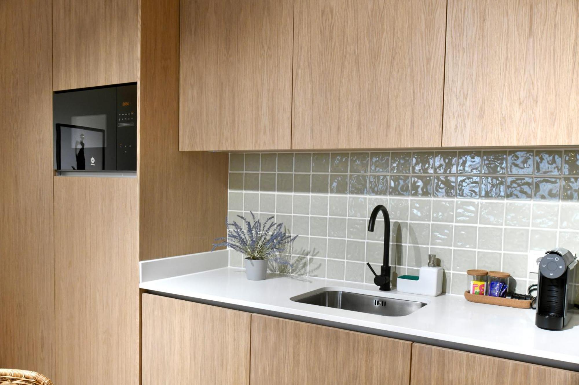 Coliseum Apartment *