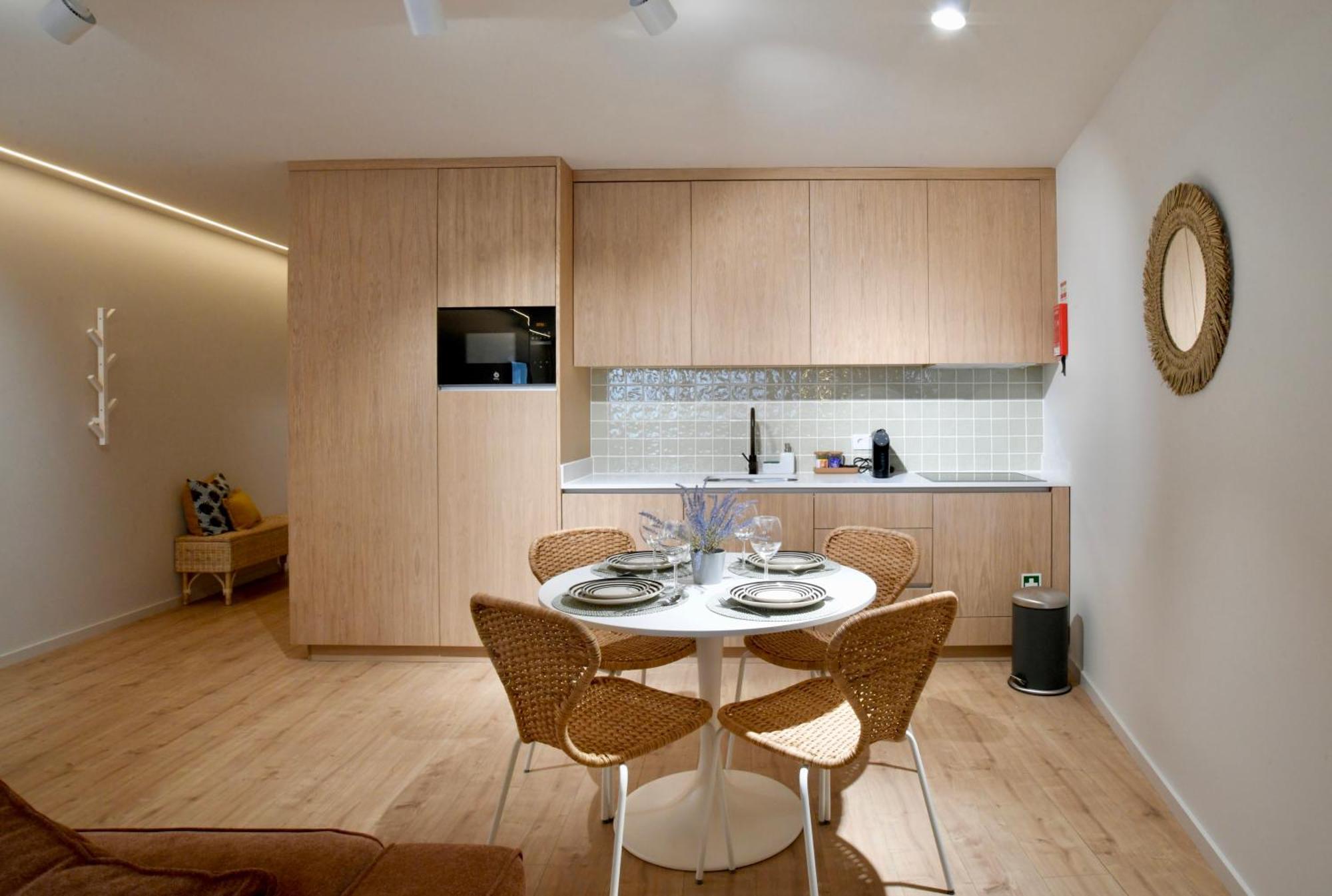 Coliseum Apartment *